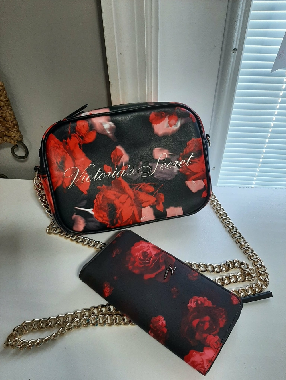 VICTORIA'S SECRET/SIMPLY VERA 2019 Holiday "Limited Edition" Crossbody 2 Pc Set